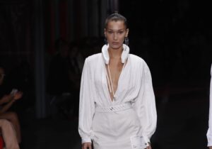 (Фото) Класик без кој не можете оваа пролет: Научете како да комбинирате бела кошула