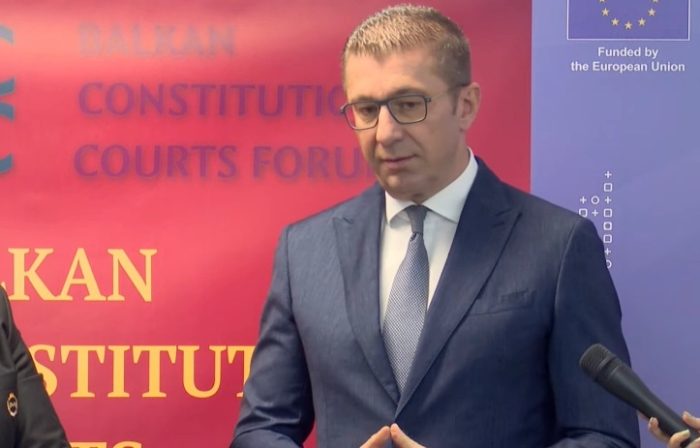 МИЦКОСКИ: Во моментот во Владата не се размислува за отворање на Уставот, бидејќи политичките услови за тоа не се исполенти