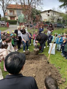 Продолжуваат активностите од зелениот конкурс на dm: раззеленети дворовите на две воспитно-образовни установи во Куманово и Гевгелија