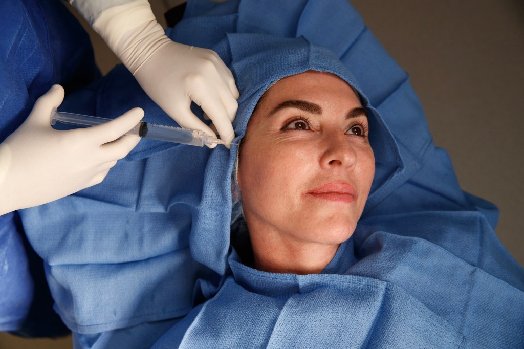 Шокантни фотографии: Новата мода на „будни“ оперативни зафати ги менува правилата — пациенти со полузавршен фејслифт среде сала и без анестезија