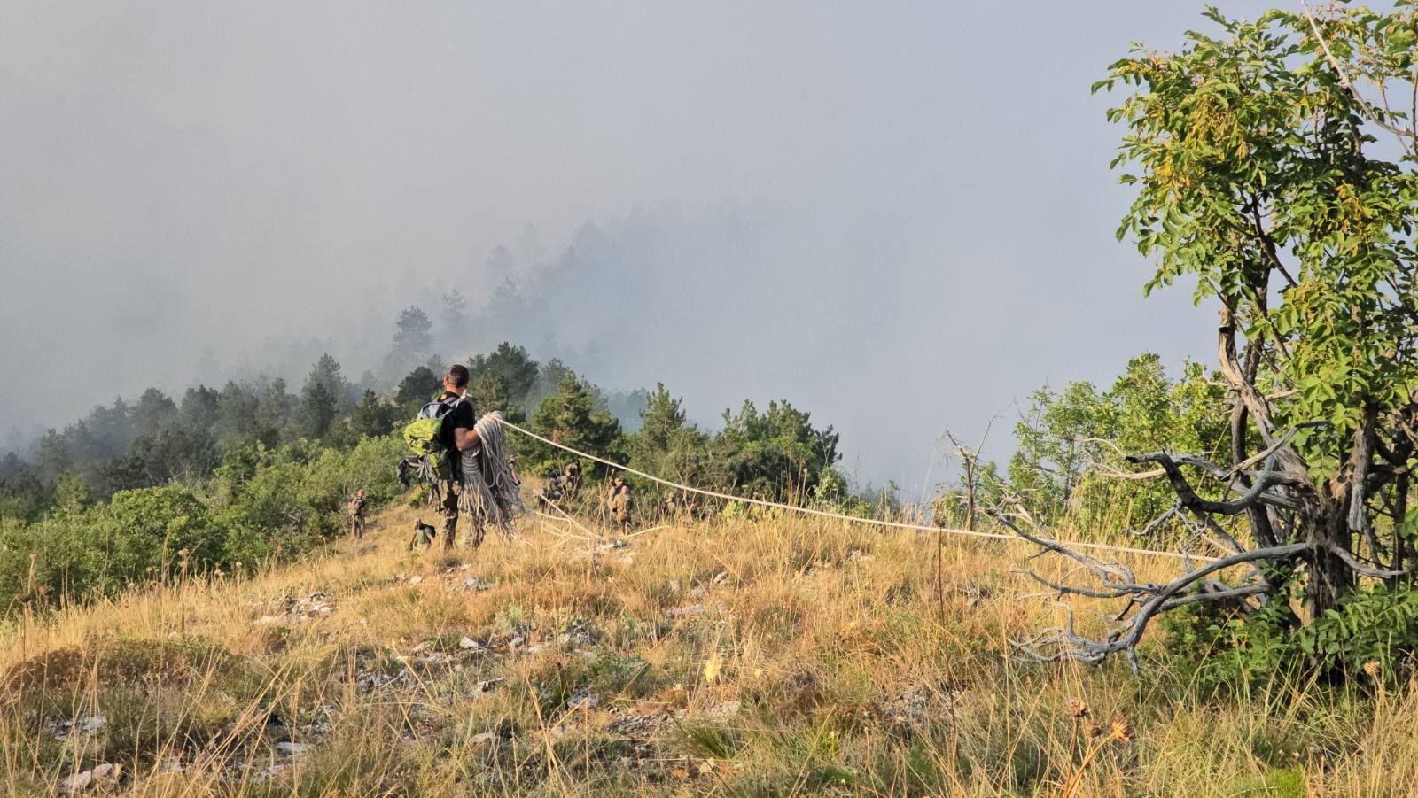 (Видео) Два армиски хеликоптери се борат со пожарот на планината Јабланица кој гори три дена