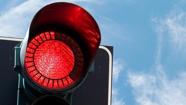 Семафор на иднината: Научници предлагаат четврта боја – бела