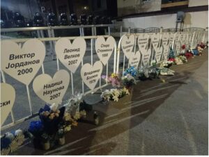 Со минута молк, во 2.32 часот оддадена почит во спомен на трагично загинатите во пожарот во Кочани