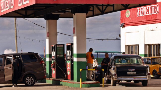 ТРАМП ДОЗВОЛИ РУСКИ ТАНКЕР ДА ДОНЕСЕ НАФТА НА КУБА ПО НЕКОЛКУ МЕСЕЦИ БЛОКАДА