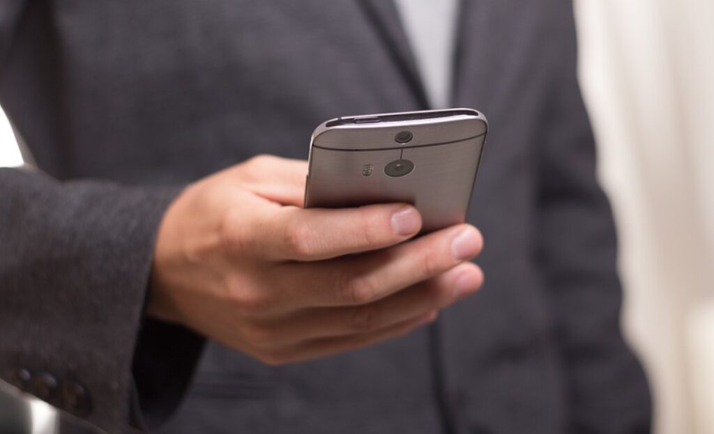 Дали вашиот телефон ве прислушува? Еве како да ја вратите контролата врз приватноста