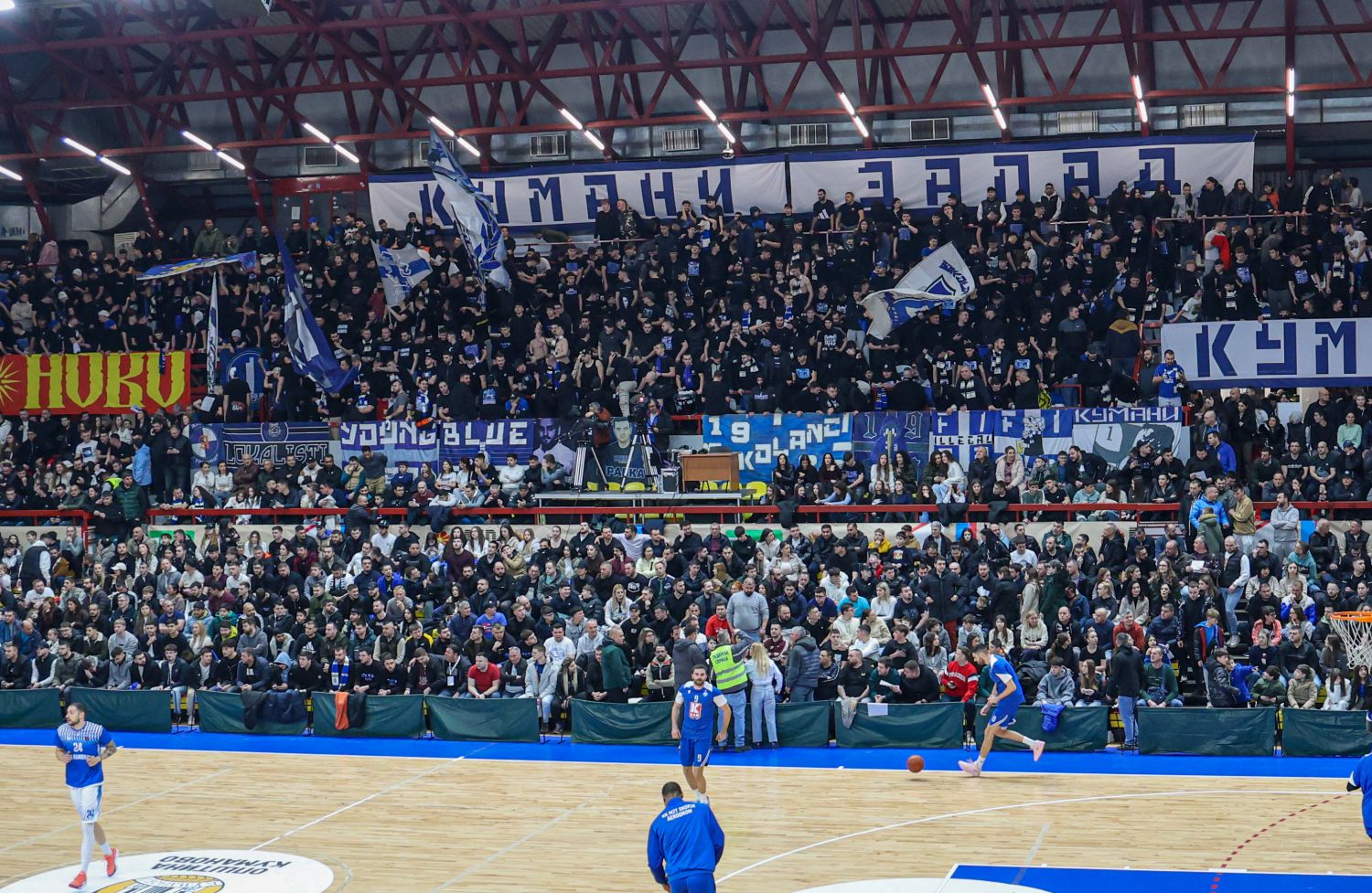 Куманово прв го „изеде стапот“ – ќе плати 100.000 денари поради знамињата на Кумани (ВИДЕО)