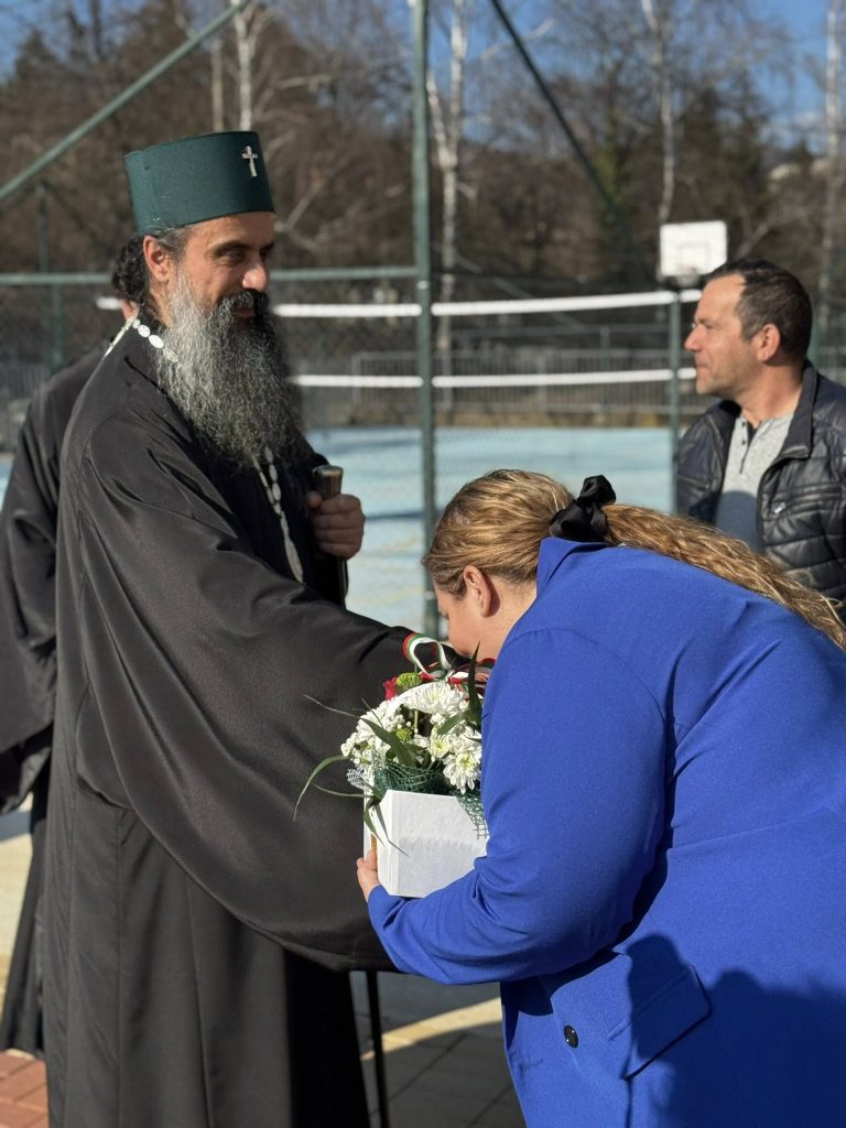 Може ли да има параклис во училишна зграда? А параклис-училница? Во Бугарија може.
