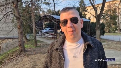 Познатиот хармоникаш објасни како пејачите крадат бакшиш: Банкнота во ракав!