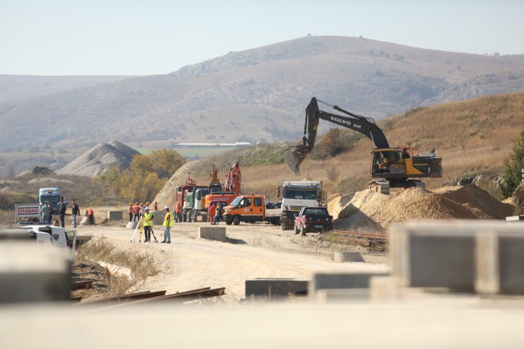 Експерти од Македонија и Србија од „Државни патишта“ добиваат месечни хонорари од 13.000 до 25.000 евра за изградба на коридорите 8 и 10