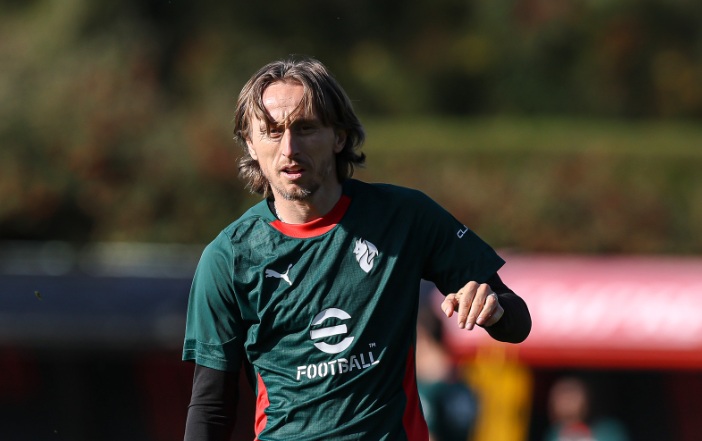 Модриќ ќе прифати помала плата само за да остане во Милан