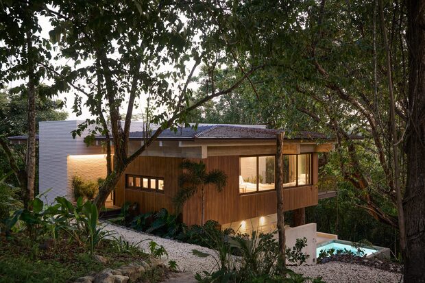 FAMM Arquitectura дозволува пејзажот да „зборува прв“ во куќа во Костарика