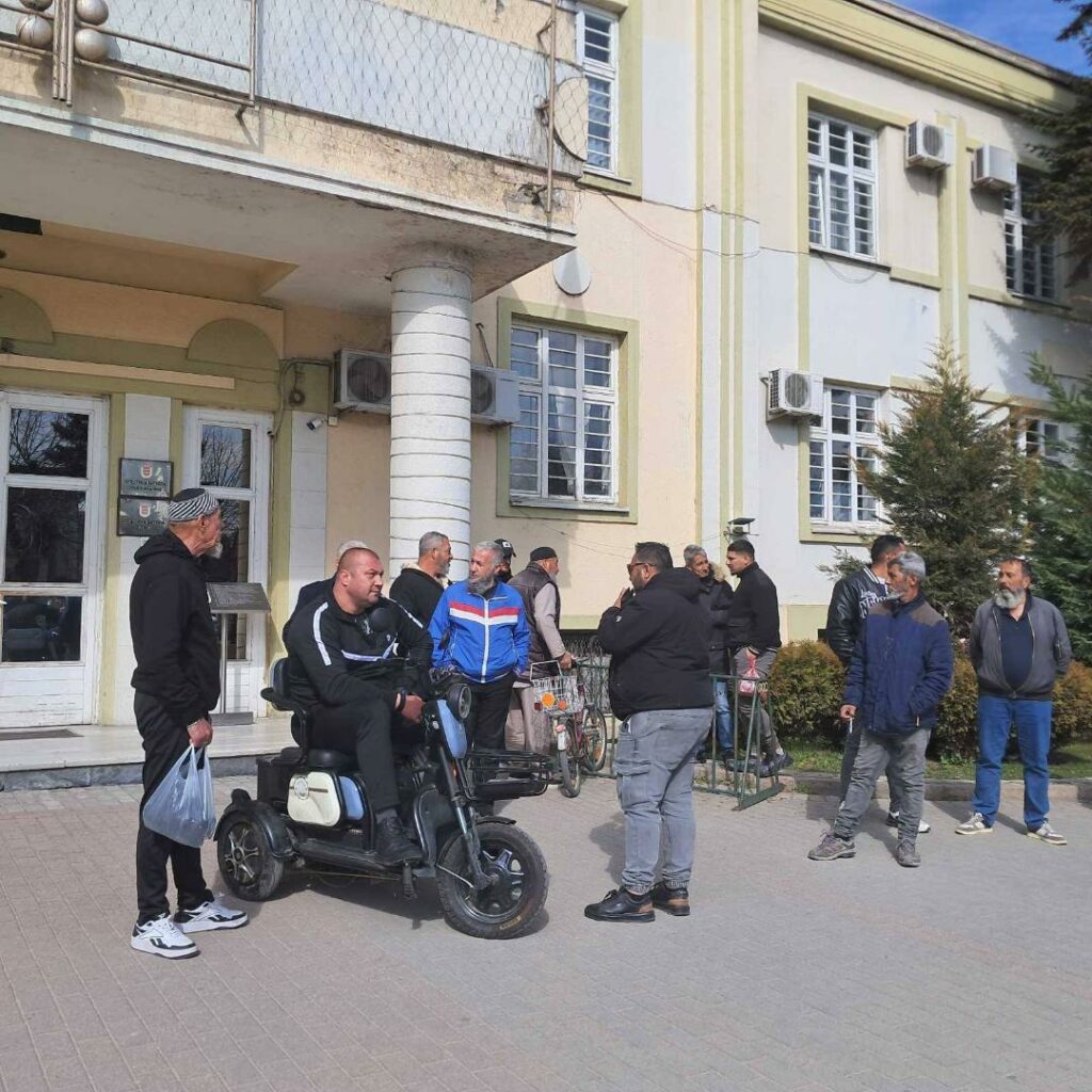 Протест во Битола, граѓани бараат градот да се исчисти од улични кучиња за седум дена