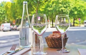 Сакате минерална вода? Диететичарите откриваат како таа влијае на нашето здравје