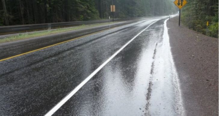 Сообраќајот без застои по влажни коловози