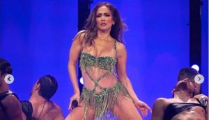 (ВИДЕО) Моментот бил фатен од обожавателите – Џенифер Лопез речиси се сопнала и паднала на сцената во Лас Вегас додека ја изведувала „On The Floor“