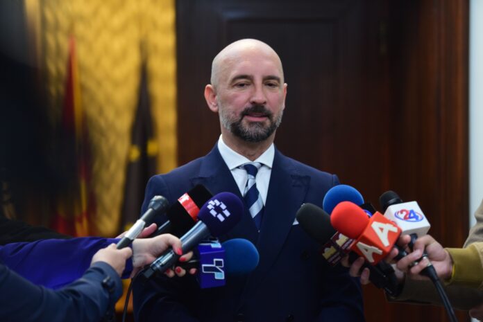 Савески нема да коментира за никој ни за премиерот. Ќе постапува по секој предмет за кој има законска основа