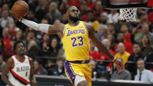 Леброн со два историски потфати – Тренерот на Лејкерси: „Тој е психопат!“ (ВИДЕО)