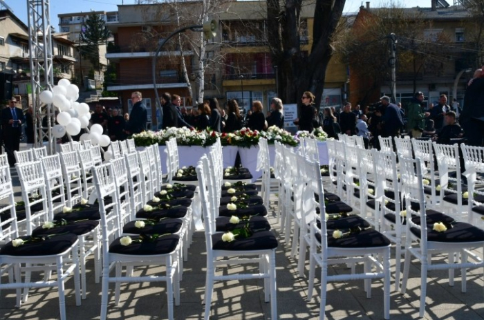 Симболична инсталација „63 бели столчиња – 63 животи“, визуелен споменик на недовршените соништа на загинатите во пожарот во Кочани