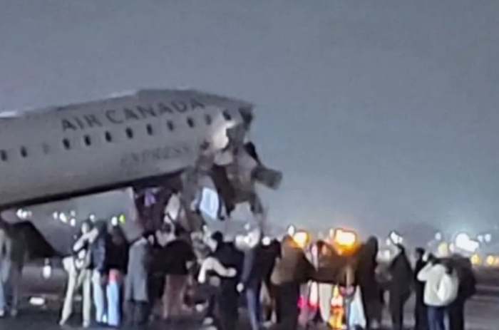 Авион на „Ер Канда експрес“ удри во возило на аеродромот во Њујорк
