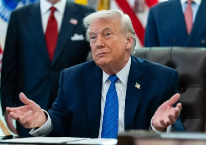 Од досието на Епстин исплива и „човекот со гризнат пенис“