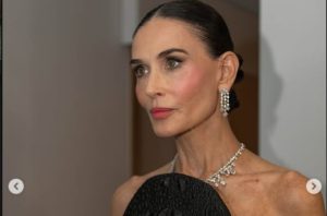 (ФОТО) ОТКРИЕНА ПРИЧИНАТА ЗА ЗАСТРАШУВАЧКИОТ ИЗГЛЕД НА ДЕМИ МУР: И нема никаква врска со Оземпик!