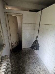 ВИДЕО: Во објекти од времето на Тито, професионалните војници топлат вода во кофи и јадат со лебарки, реагира Независниот синдикат