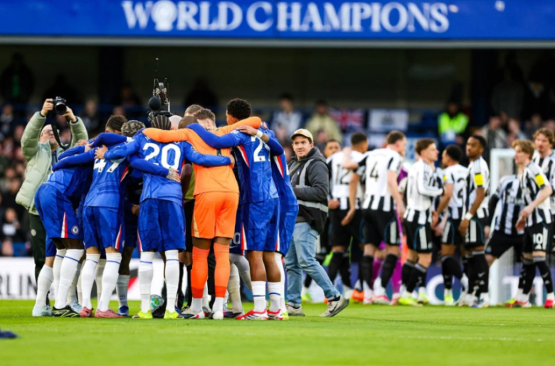 Бизарна сцена на „Стемфорд Бриџ“, играчите го опколија судијата