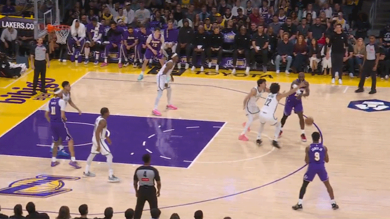 Првпат во историјата на НБА: таткото асистираше, синот даде кош (Видео)