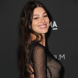 (Видео) Таа го „запали“ студиото со деколтето, но и водителот – луѓето му порачаа да внимава каде гледа