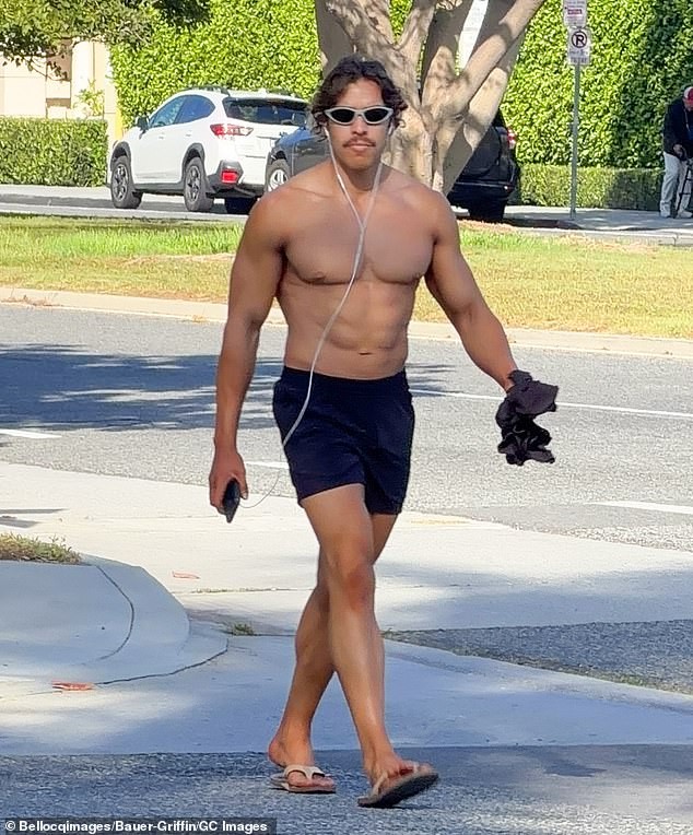 Синот на Арнолд Шварценегер, Џозеф Баена, го открива своето извајано тело низ улиците на ЛA веднаш по триумфот на своето прво бодибилдинг натпреварување