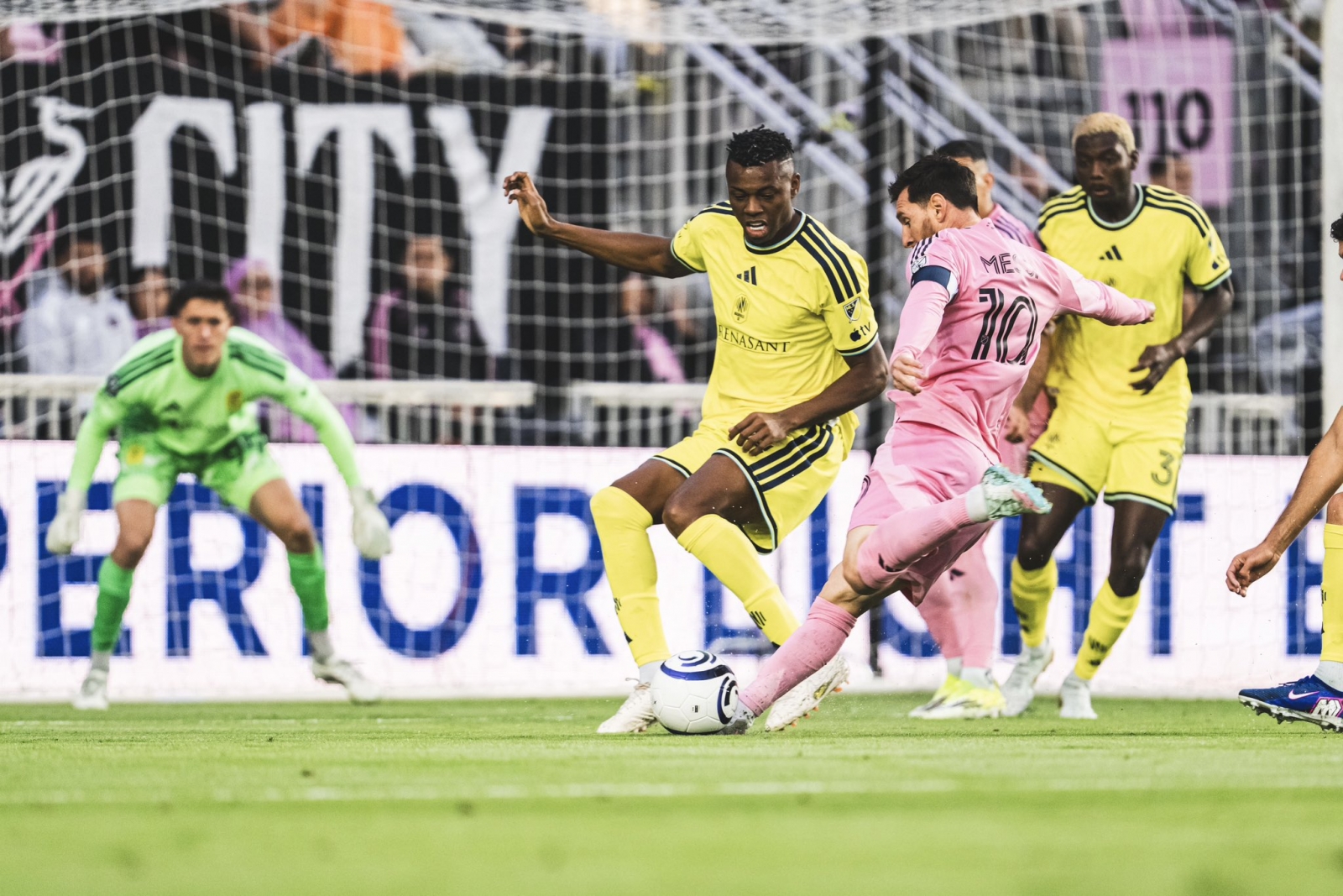 Да се знае кој е најдобриот: Меси стигна до 900 гола побрзо од Роналдо (ВИДЕО)