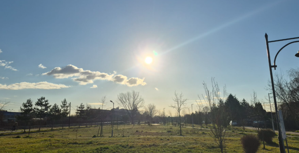 Променливо облачно со сончеви периоди