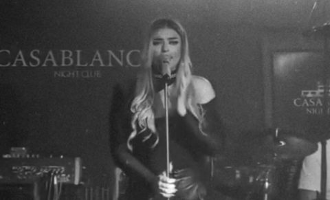 На пејачката „и избега“ алатката: Лина Пејовска во клубот „го бркаше“ микрофонот, ама не го фати, па го собираше од подот (ВИДЕО)