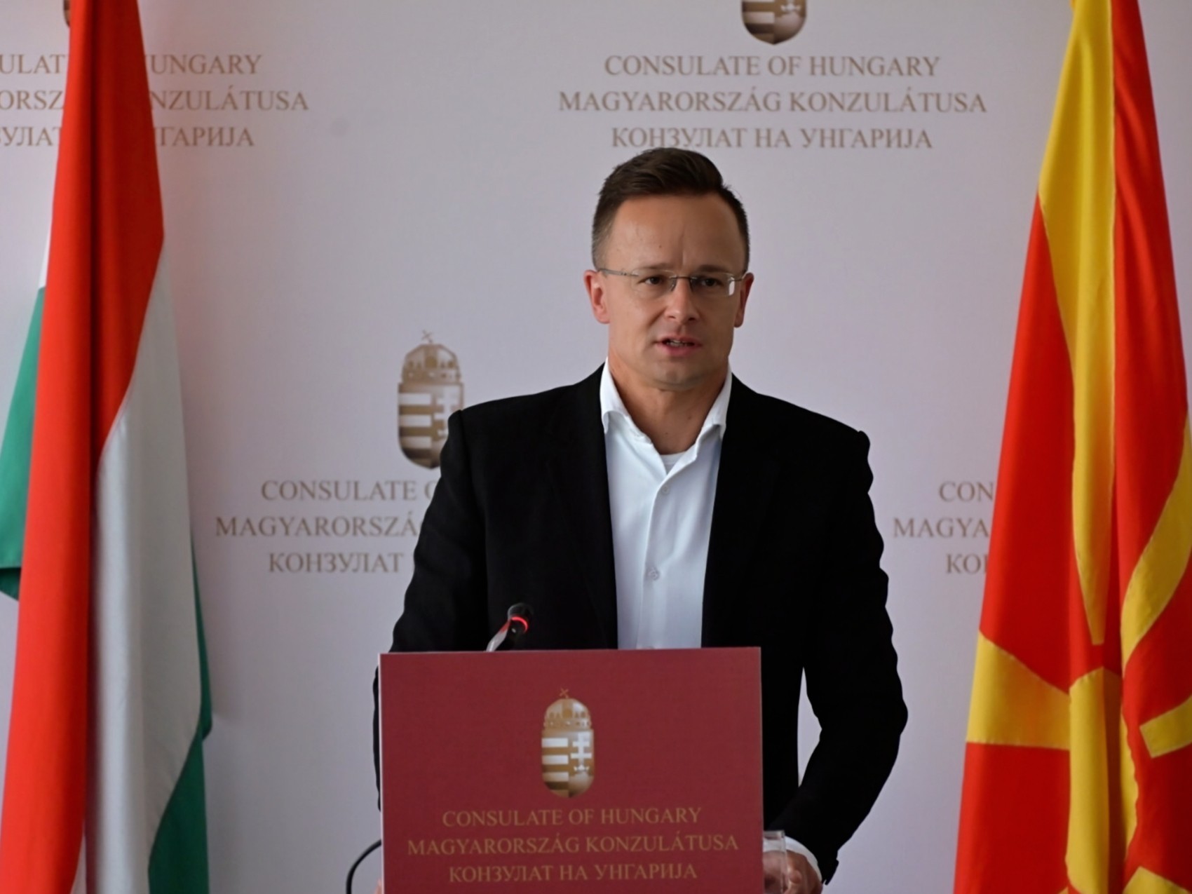 „Сè уште чекаме одговор: зошто 900 милиони долари и 420 милиони евра готовина беа префрлени преку Унгарија?“: Сијарто до Украина