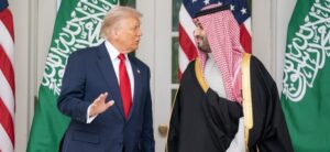 (ВИДЕО) Трамп се потсмеваше со саудискиот принц: Не мислеше дека ќе ми го бакне задникот!