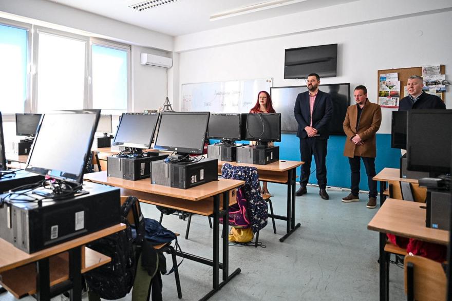 Агенцијата за катастар донираше 40 компјутери на основното училиште „Невена Ѓорѓиева Дуња“ во Кисела Вода