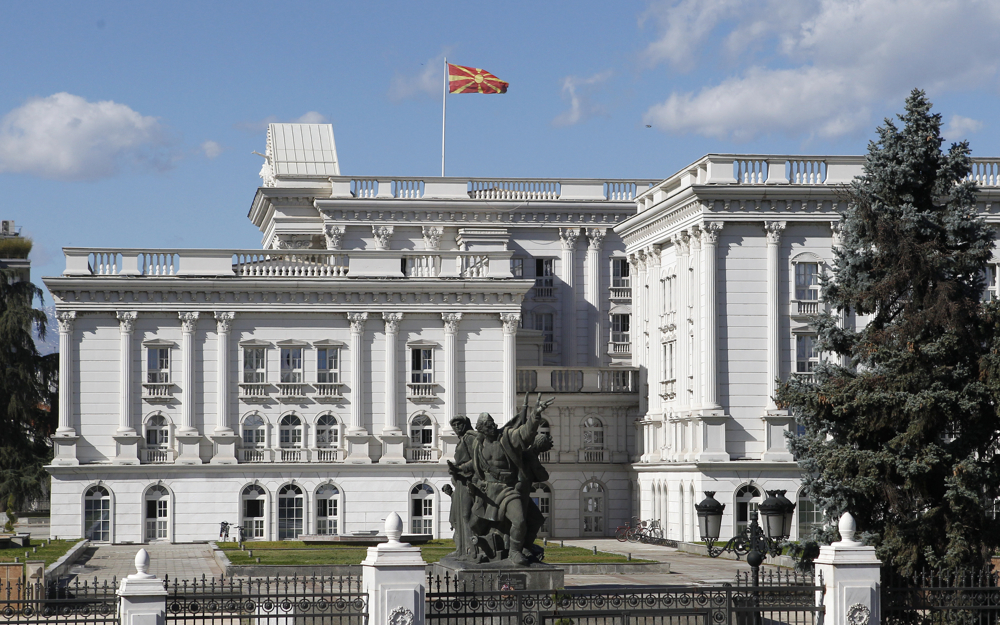 Владата бара осуда за непрофесионалното однесување на новинарот Невриј Адеми