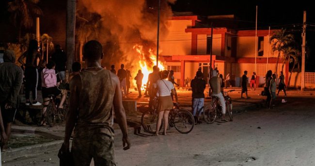 ДЕМОНСТРАНТИ ВО КУБА ДЕМОЛИРАА ЗГРАДА НА КОМУНИСТИЧКАТА ПАРТИЈА ПО ПРОТЕСТИТЕ ПОРАДИ ВИСОКИТЕ ЦЕНИ НА ХРАНАТА И РЕСТРИКЦИИТЕ НА СТРУЈАТА