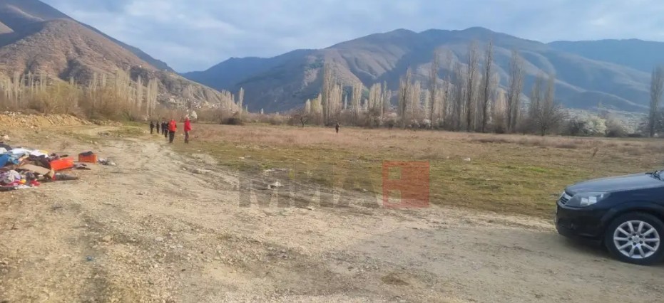 Полицајци и пожарникари го пребаруваат теренот во Зрновци каде беше пронајдено тело на жена (ФОТО)