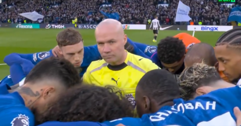 ВИДЕО: Фудбалерите на Челзи го „окупираа“ судијата пред дербито со Њукасл