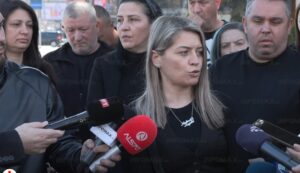 На изнудена комеморација ниту имињата на децата не им ги споменаа, жестока реакција на родителите по настанот во Собранието