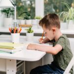 Домашната задача не е ваша обврска: Како да му помогнете на детето без да учите наместо него