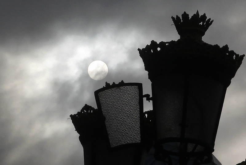 Претежно облачно со слаб локален дожд