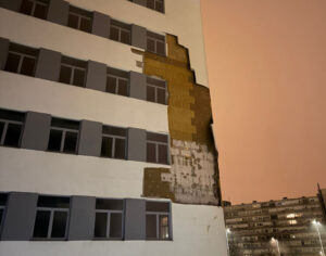 Во Загреб, ветерот ја откорна фасадата на нова зграда, падна врз автомобили