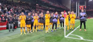 „Фалангата“ на крај ги врати фудбалерите од соблекувална за да ги поздрави (ВИДЕО)