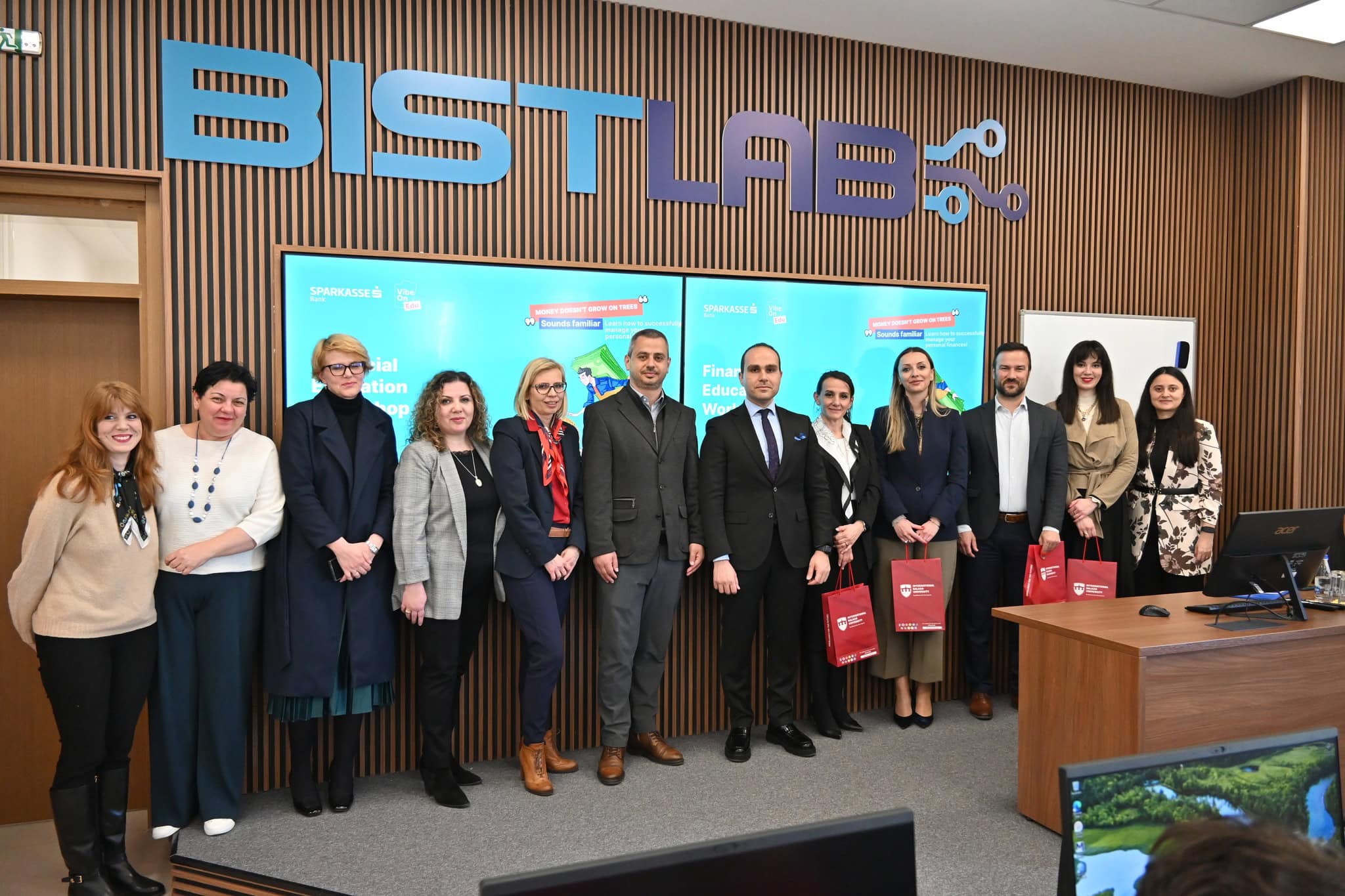 Од Шпаркасе банка и VibeOn студентите учат како да управуваат со финансиите