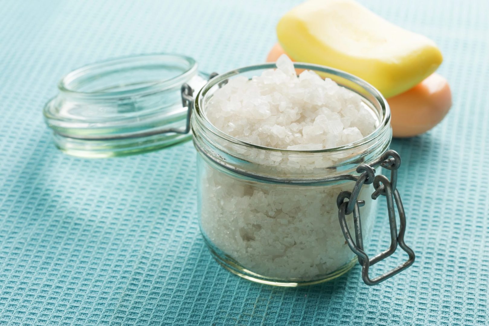 Фенг шуи совет: Крупна сол покрај креветот може да помогне за мирен сон