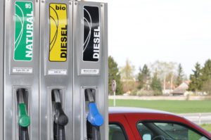 Владата уверува дека нема недостиг на гориво, предлозите на опозицијата ги отфрла како несериозни