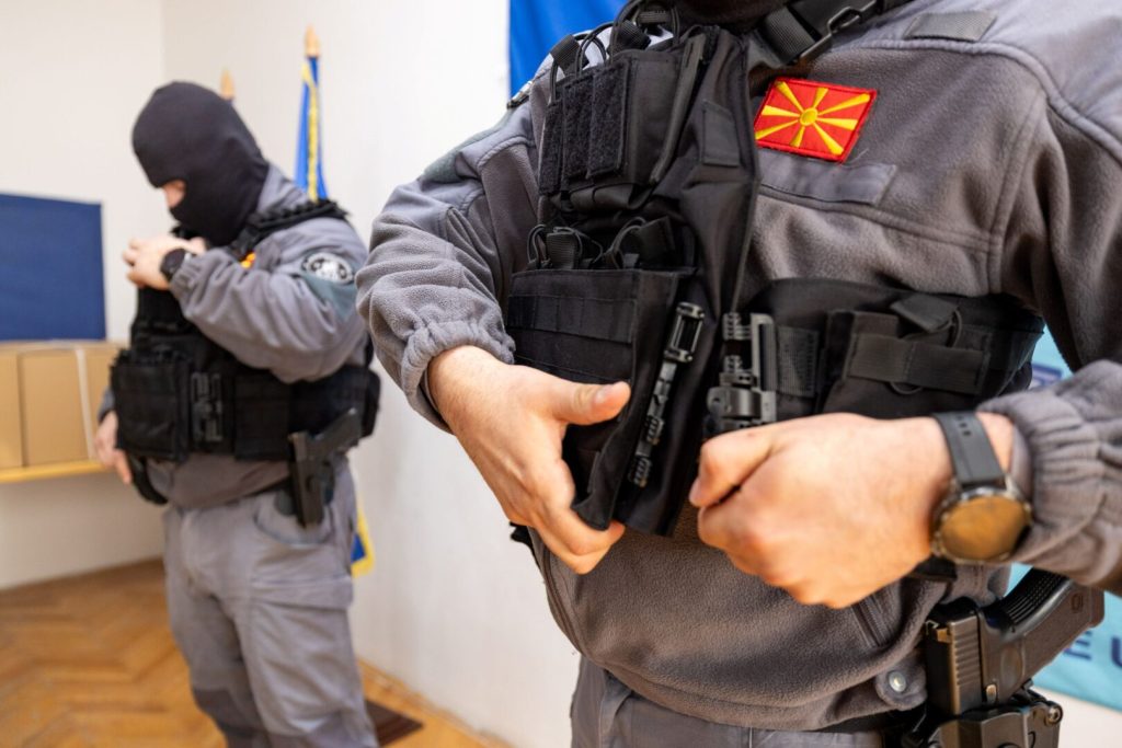 Заедно за безбедност: Mozzart донира тактички елеци на Интервентната единица