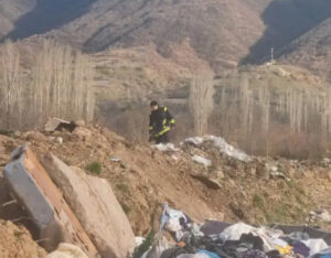 Полицајци и пожарникари го пребаруваат теренот во Зрновци каде беше пронајдено тело на жена во фаза на распаѓање